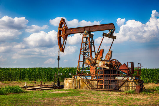 Oil pump in the corn field 