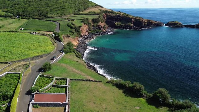 Costa da Ilha Terceira no ilh&eacute;u das contendas e Farol das Contendas