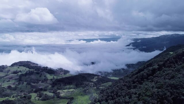 Nubes bajas en su ascenso a los picos de las monta&ntilde;as en Boyac&aacute;, Colombia
