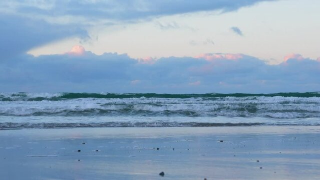 Vagues sur une plage en Bretagne