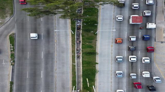 cenital de autos carros camiones transporte en el Periferico de Guadalajara Jalisco Mexico camino carretera dron dji