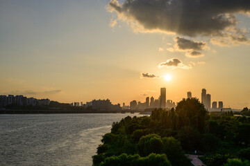Fototapeta premium The night view of the city of Yeouido, a high-rise building, shot at Dongjak Bridge in Seoul at sunset