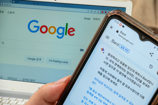 2023년 8월 서울 - 노트북 화면의 구굴 로고와 오픈AI 기술이 적용된 Bard의 스마트폰 화면