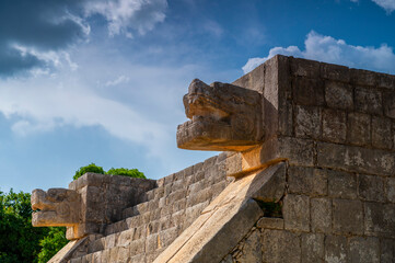 estatuas de serpientes sobre templo maya