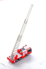 はしごを伸ばして活動する消防車（はしご車）