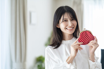 財布を持つ日本人女性