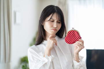 財布を持つ日本人女性