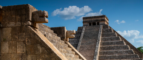 chichen itza , el castillo y plataforma de las aguilas y los jaguares