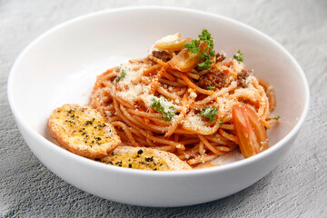 Freshly cooked Pasta with assorted toppings served with garlic bread