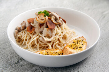 Freshly cooked Pasta with assorted toppings served with garlic bread