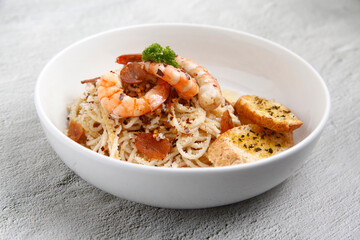 Freshly cooked Pasta with assorted toppings served with garlic bread