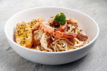 Freshly cooked Pasta with assorted toppings served with garlic bread