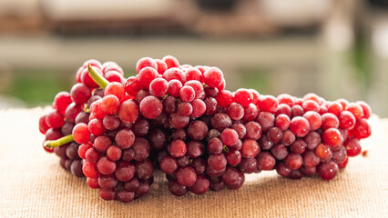 1 bunch purple grapes without seeds