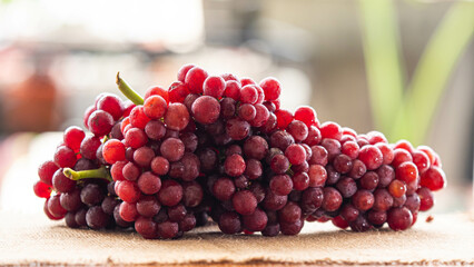 1 bunch purple grapes without seeds