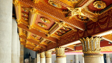 prunkvolle Decke im Wandelgang mit vielen Buddha Statuen im Wat Benchabophit Tempel in Bangkok 