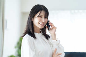 携帯を持つ日本人女性