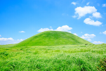 夏の米塚　熊本県阿蘇市　Komezuka in summer. Kumamoto Pref. Aso City.