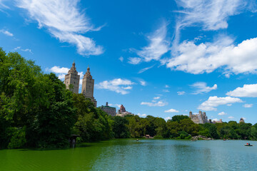 Fototapeta na wymiar Beautiful view of the Jacqueline Kennedy Onassis Reservoir in urban park. city landscape of manhattan ny from central park. nyc and manhattan. central park of new york. urban oasis in NYC
