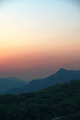 노을 지는 한국의 산 풍경