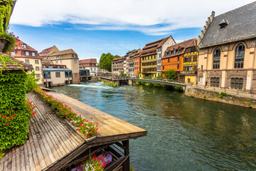 Fototapeta na wymiar Petite France sur les rives de l’Ill, Strasbourg, Alsace 