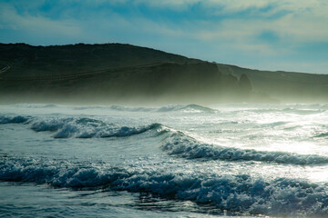 Brandung an der Atlantikküste der Algarve in Portugal