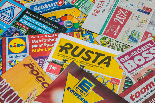 Verschiedene Werbeprospekte f&uuml;r Discounter im Einzelhandel liegend