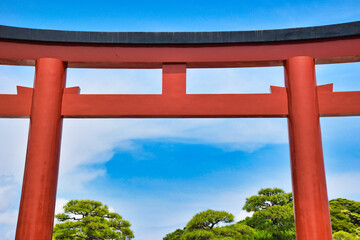 鎌倉の青空に映える赤い鳥居
A red torii gate in the blue sky of Kamakura, Japan