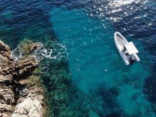 Bateau dans une crique à Propriano en Corse