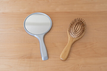 鏡とヘアブラシ
