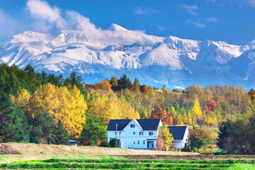 十勝岳と白い家