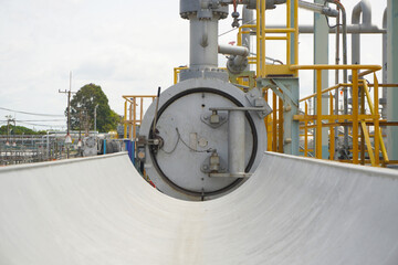 Pig launcher and receiver unit in oil and gas separation plant