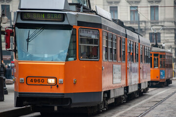 Fototapeta na wymiar Milano, Italia. Tram, trasporto pubblico in città. Traffico di mezzi e persone che si spostano