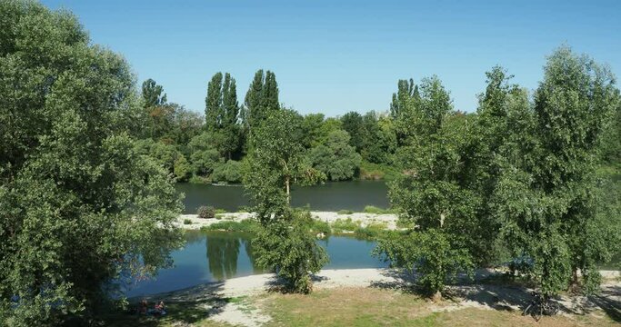 Neuenburg am Rhein. Rheing&auml;rten. Idyllische Landschaften am Rheinufer - Am Rheinstrand. Direkt am Wasser und Liegewiesen in der Natur erholen.
