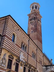 Fototapeta na wymiar Torre dei Lamberti - Turm am Piazza Erbe in Verona