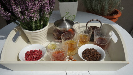 Teegläser auf einem Tablett mit Nelken und Granatapfelkernen