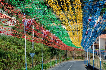Calles multicolor, engalanadas de fiesta