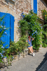 Fototapeta na wymiar Femme en balade dans le Village Le Barroux en Provence