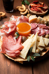 Salumi e formaggi misti, tipici antipasti di terra italiani, cibo europeo 