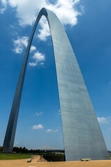 Obraz premium side view of St. Louis arch on a sunny day with clouds in the sky