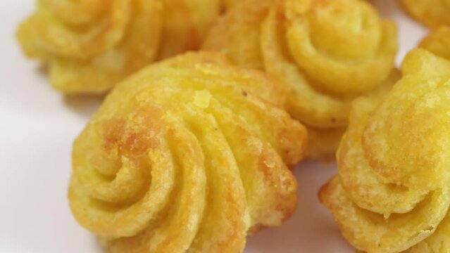 pommes de terre duchesse en gros plan, isol&eacute;es sur un fond blanc