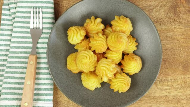 pommes de terre duchesse en gros plan, dans une assiette