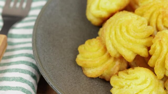pommes de terre duchesse en gros plan, dans une assiette