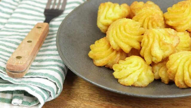 pommes de terre duchesse en gros plan, dans une assiette