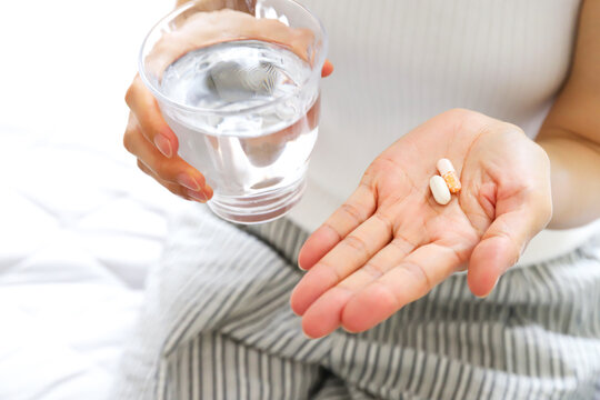 薬を飲む手元