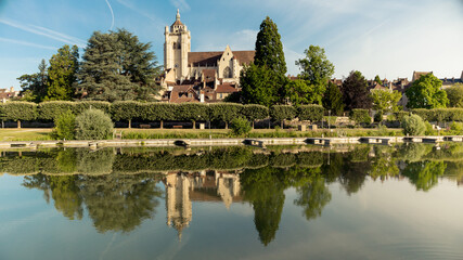 Obraz premium Dole ou la petite Venise du Jura est une ville classée Ville d'Art et d'Histoire, patrie de Pasteur le long du doubs et de l'eurovelo 6 et du canal des Tanneurs et celui du rhin au rhône