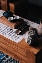 Fototapeta na wymiar Cuencos de té y escritura japonesa