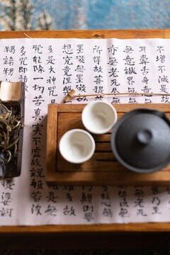 Mesa organizada con escritura japonesa