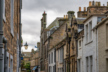 Fototapeta premium Callejon pintoresco de la ciudad escocesa de Saint Andrews en la coste este del pais.