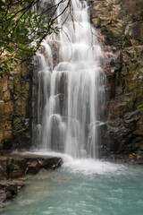 Fototapeta na wymiar Visitando cascadas con aguas cristalinas celestes en las montañas de Panamá 