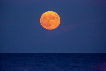 Vollmond-Mondaufgang über dem Mittelmeer, bei Alcudia, Mallorca